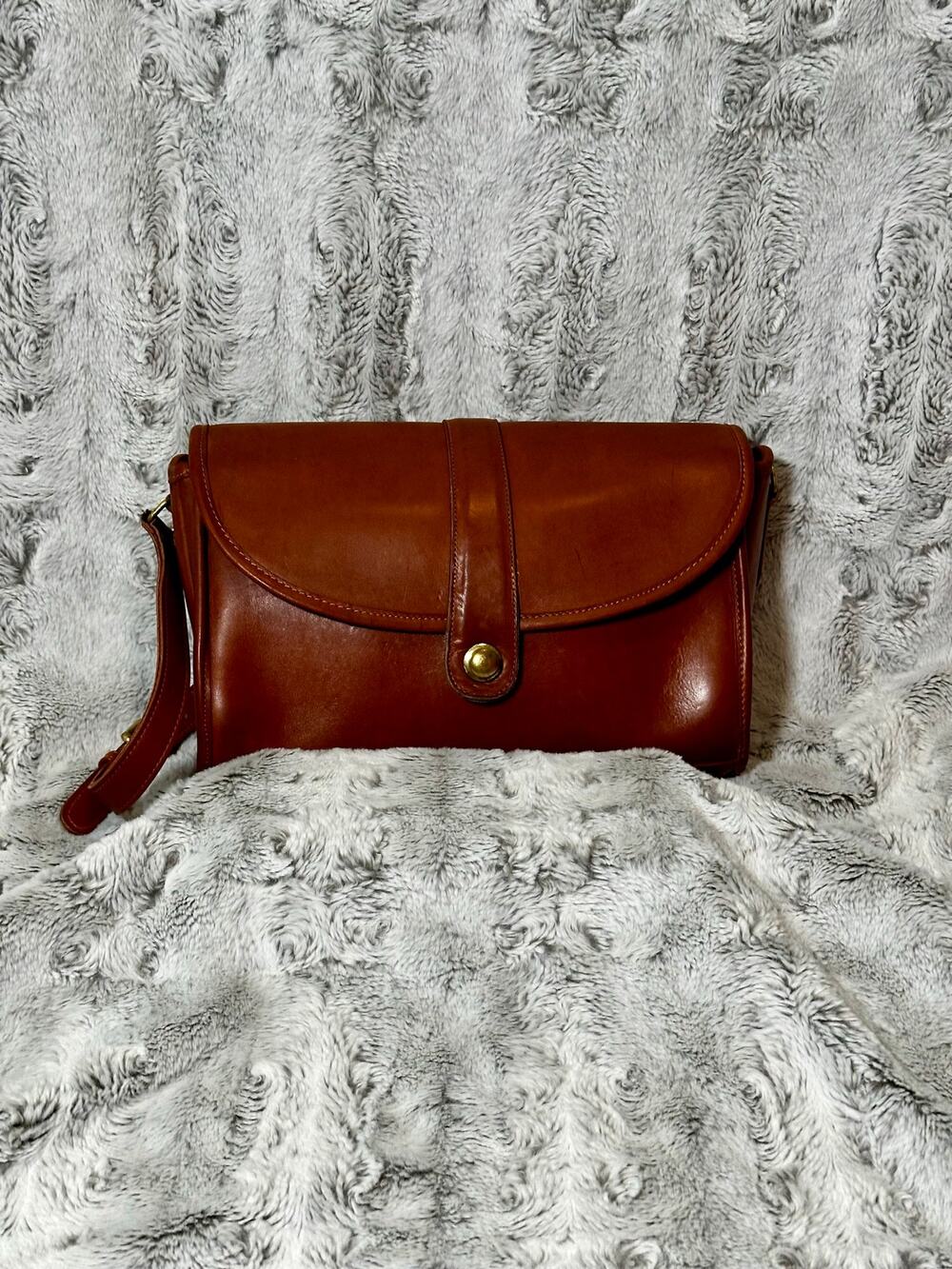 Vintage Coach Roll Bag 9887 British Tan Leather Barrel Shoulder Bag USA